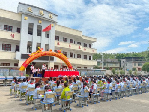 心系乡村教育 情暖山区学子——赣州财大EMBA同学联谊会向石溪小学捐赠130套课桌椅602.jpg
